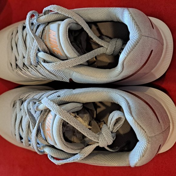 Women's Nike Run Swift running shoe, Wolf Grey/Metallic Red Bronze, 9.5 M - Picture 5 of 9